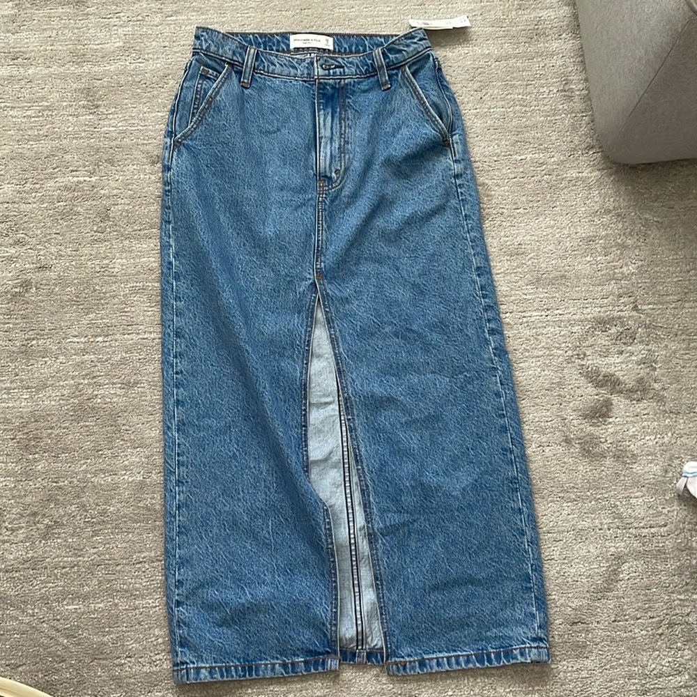 Size 25 PETITE Denim Maxi Skirt, MEDIUM DARK WASHDenim Maxi-Ambercrombie a&f NEW